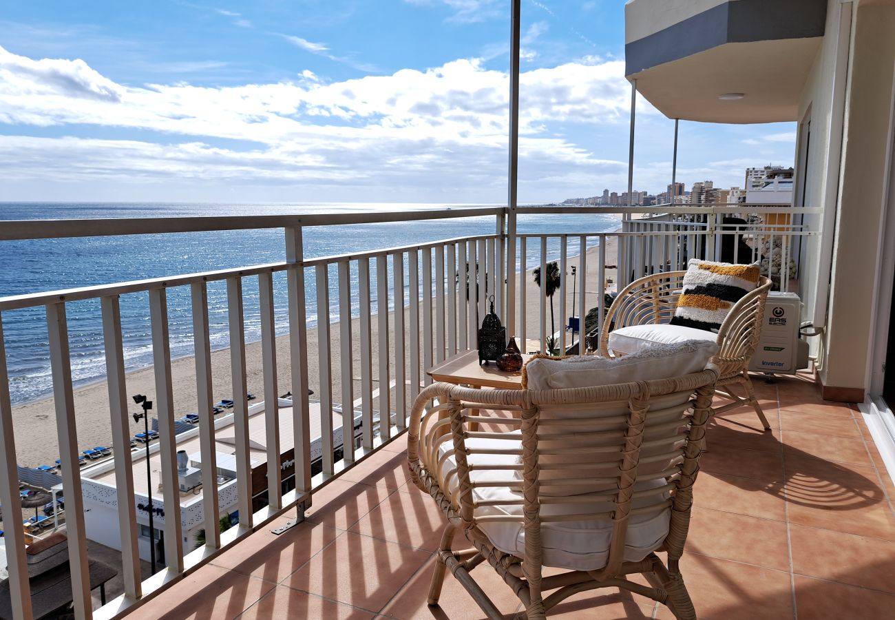 Apartamento en Fuengirola - Ref: 200 Piso en primera línea de playa con piscina e impresionantes vistas al mar