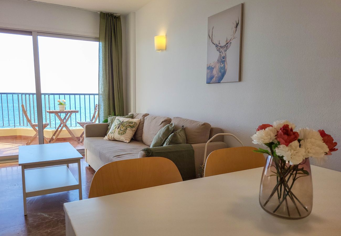 Apartamento en Fuengirola - Ref: 236 Apartamento en primera línea de playa con maravillosas vistas al mar y piscina en Carvajal