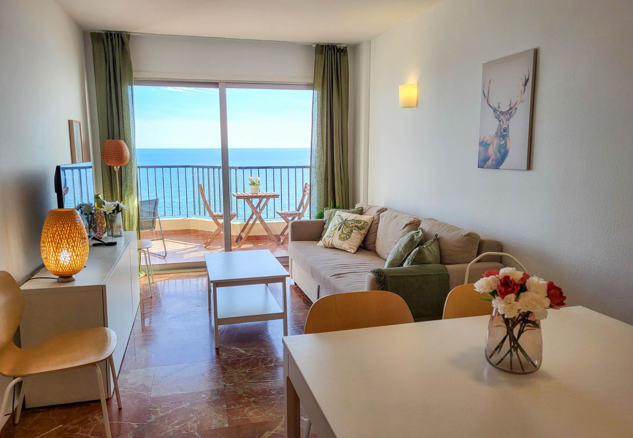 Apartamento en Fuengirola - Ref: 236 Apartamento en primera línea de playa con maravillosas vistas al mar y piscina en Carvajal