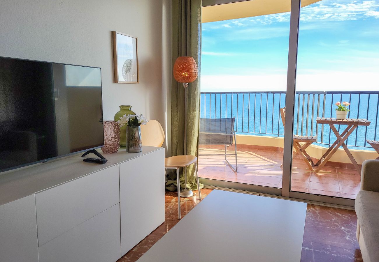 Apartamento en Fuengirola - Ref: 236 Apartamento en primera línea de playa con maravillosas vistas al mar y piscina en Carvajal