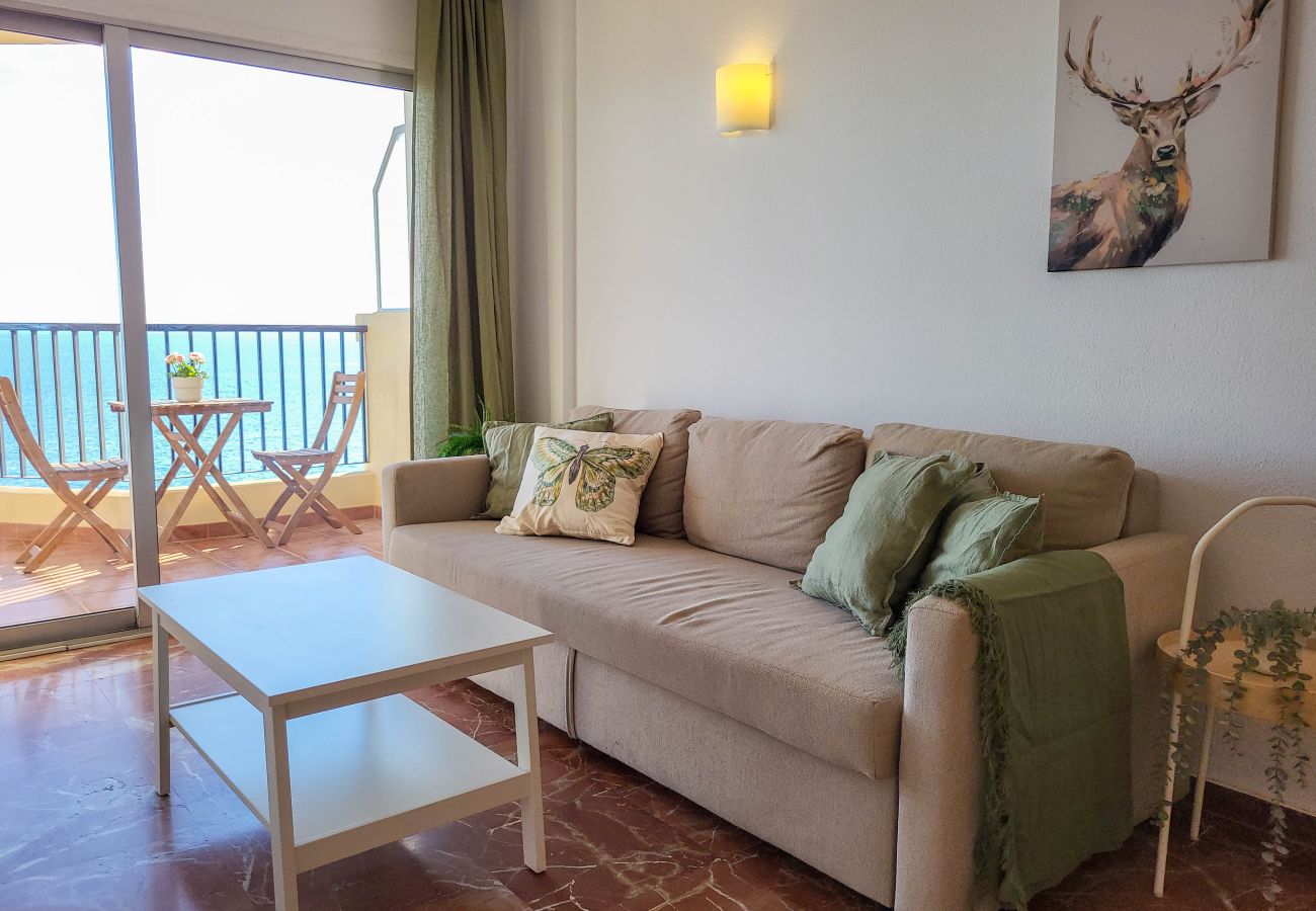 Apartamento en Fuengirola - Ref: 236 Apartamento en primera línea de playa con maravillosas vistas al mar y piscina en Carvajal