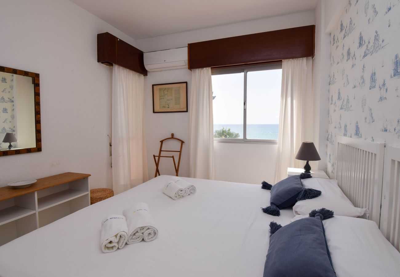 Apartamento en Fuengirola - Ref: 326 Apartamento en primera línea de playa en el paseo marítimo con preciosas vistas al mar.