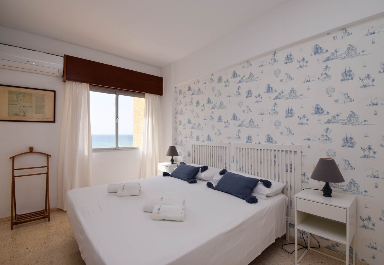 Apartamento en Fuengirola - Ref: 326 Apartamento en primera línea de playa en el paseo marítimo con preciosas vistas al mar.