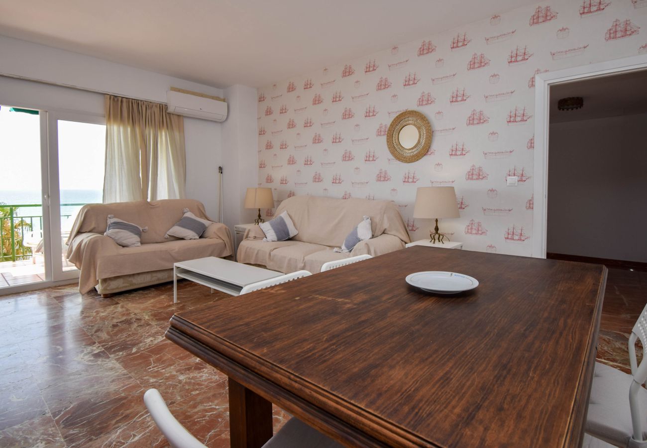 Apartamento en Fuengirola - Ref: 326 Apartamento en primera línea de playa en el paseo marítimo con preciosas vistas al mar.