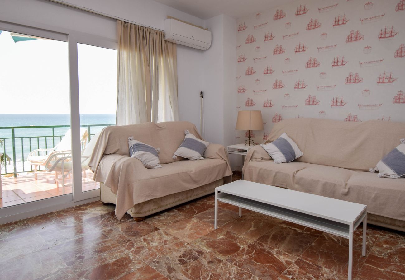 Apartamento en Fuengirola - Ref: 326 Apartamento en primera línea de playa en el paseo marítimo con preciosas vistas al mar.