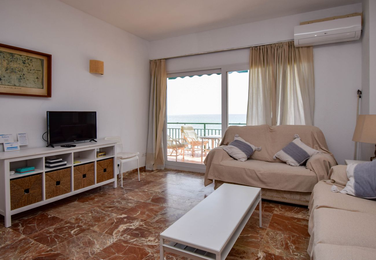 Apartamento en Fuengirola - Ref: 326 Apartamento en primera línea de playa en el paseo marítimo con preciosas vistas al mar.