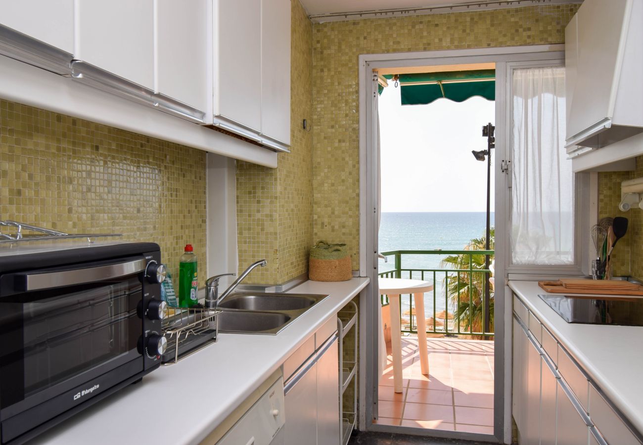 Apartamento en Fuengirola - Ref: 326 Apartamento en primera línea de playa en el paseo marítimo con preciosas vistas al mar.